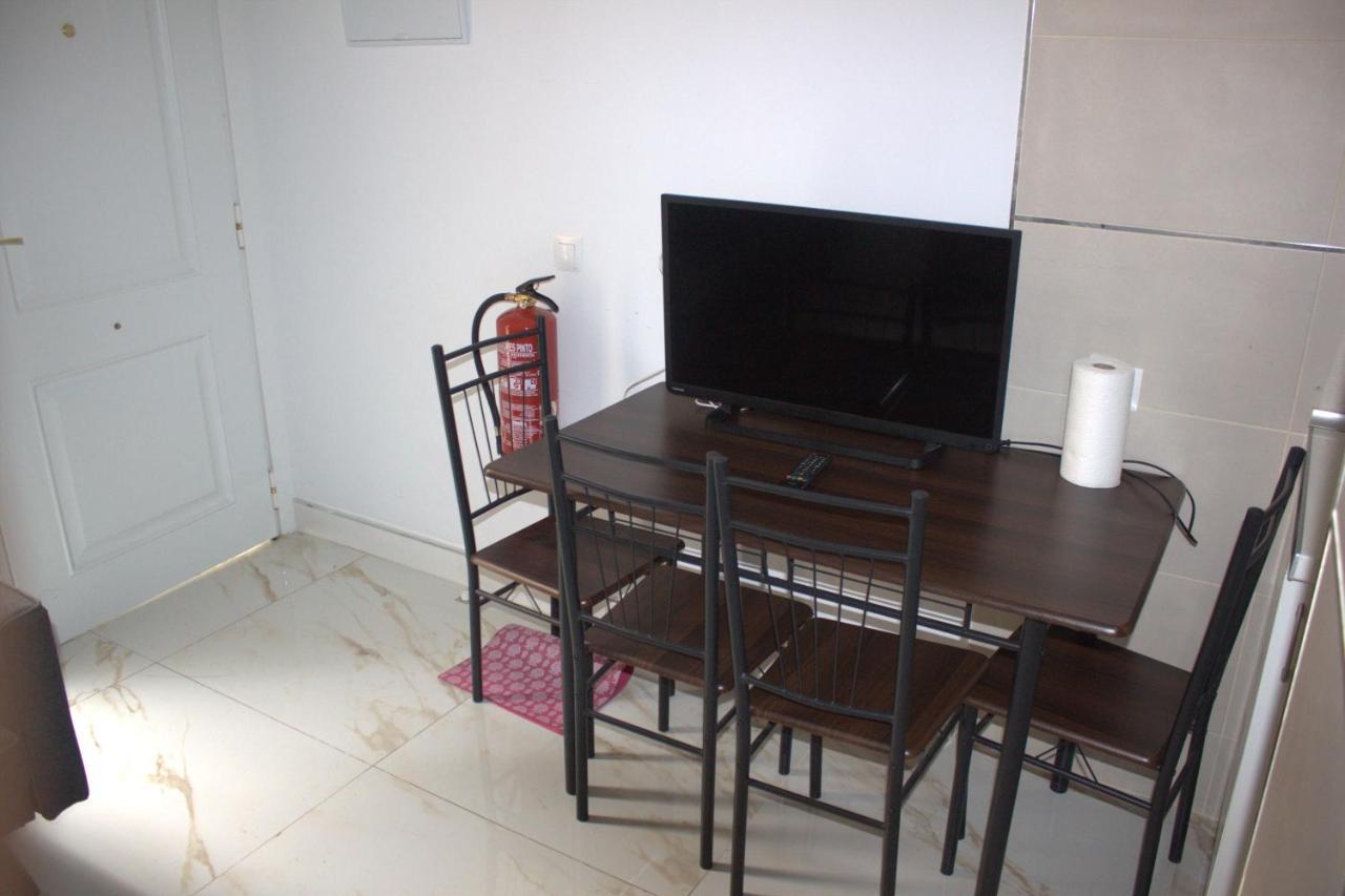 Room In Apartment - Habitacion Multiple 04 Carpetana Madrid Dış mekan fotoğraf
